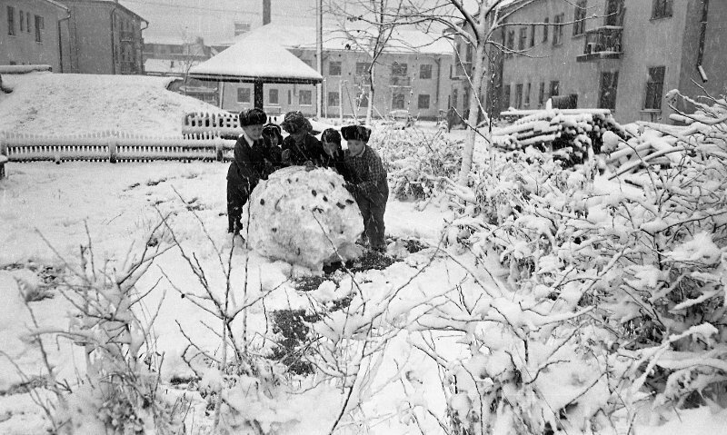 Дети лепят снеговика, 1960-е годы. Автор фото - Ю. Садовников. Источник фото: russiainphoto.ru 