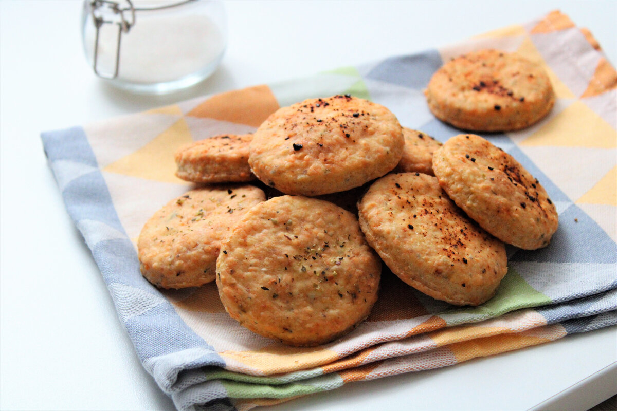 Печенье с пармезаном и чеддером