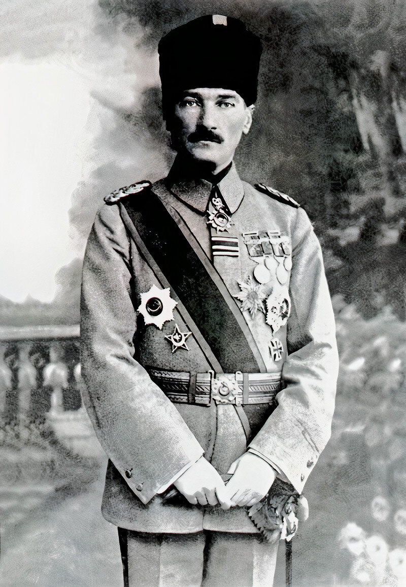 Мустафа́ Кема́ль Ататю́рк (1881, Салоники, Салоникский вилайет, Османская империя — 10 ноября 1938, Долмабахче, Бешикташ, Стамбул) — османский и турецкий государственный, политический и военный деятель. Основатель и первый лидер Республиканской народной партии Турции; первый президент Турецкой Республики, основатель современного турецкого государства.