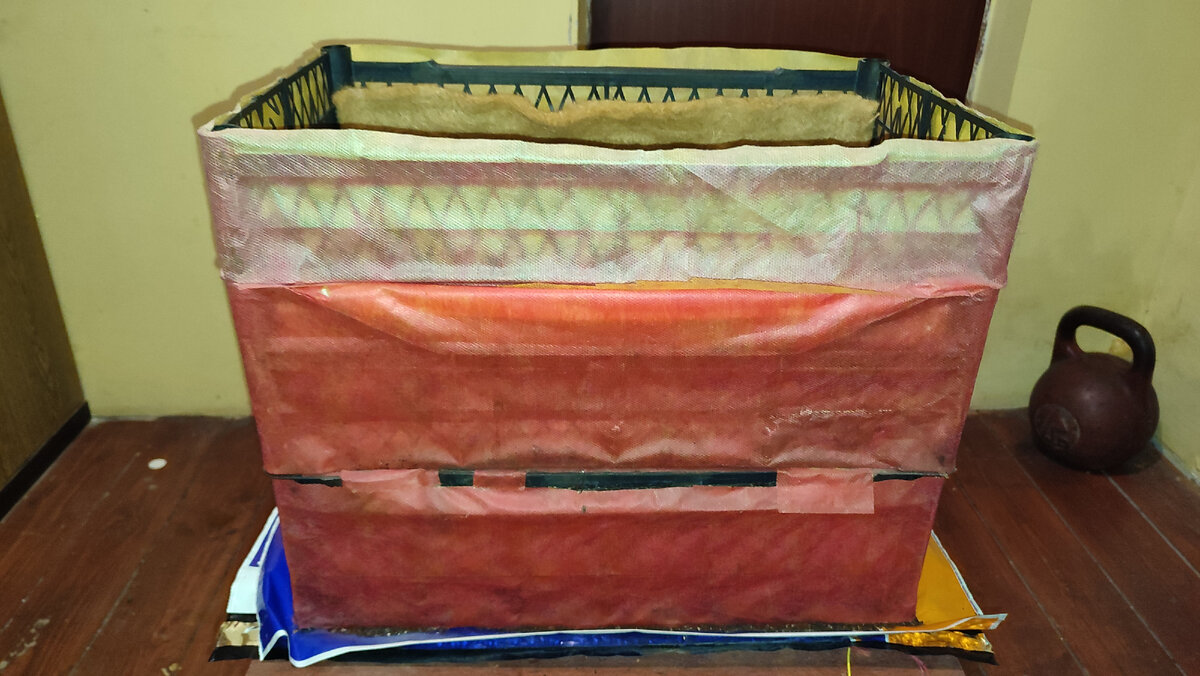 Ящики обмотаны геополотном