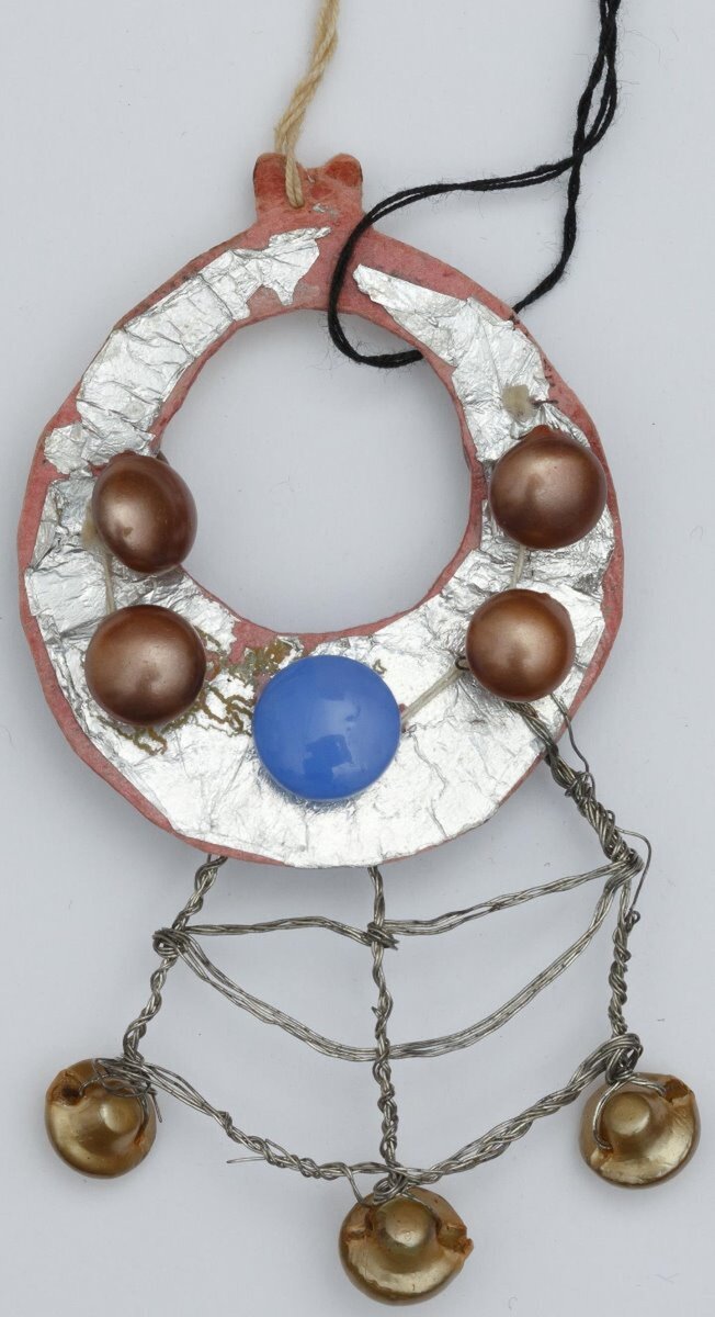 Сережка от маскарадного костюма. Начало XX в. Из собрания ГВСМЗ