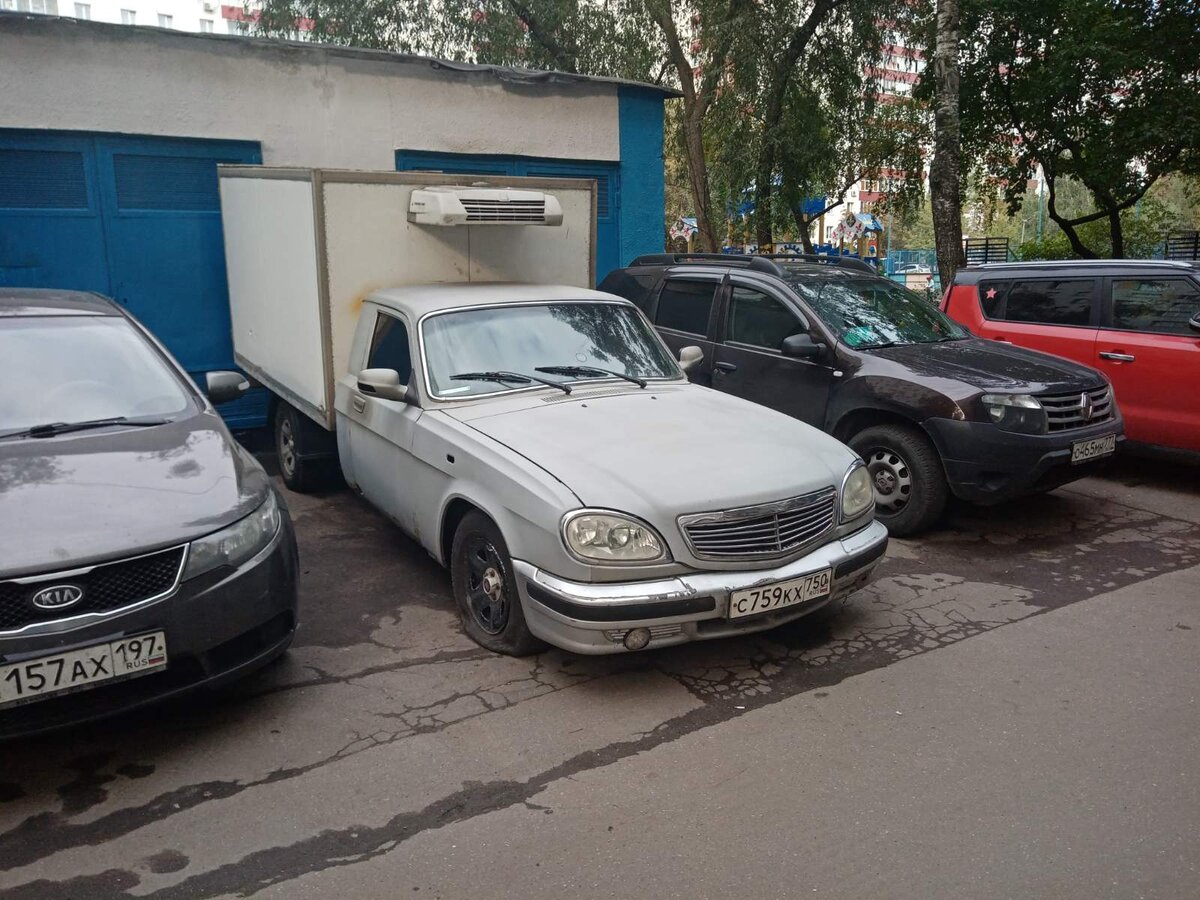 Если присмотреться,то можно увидеть,что за правой дверью кузов уже начал ржаветь.