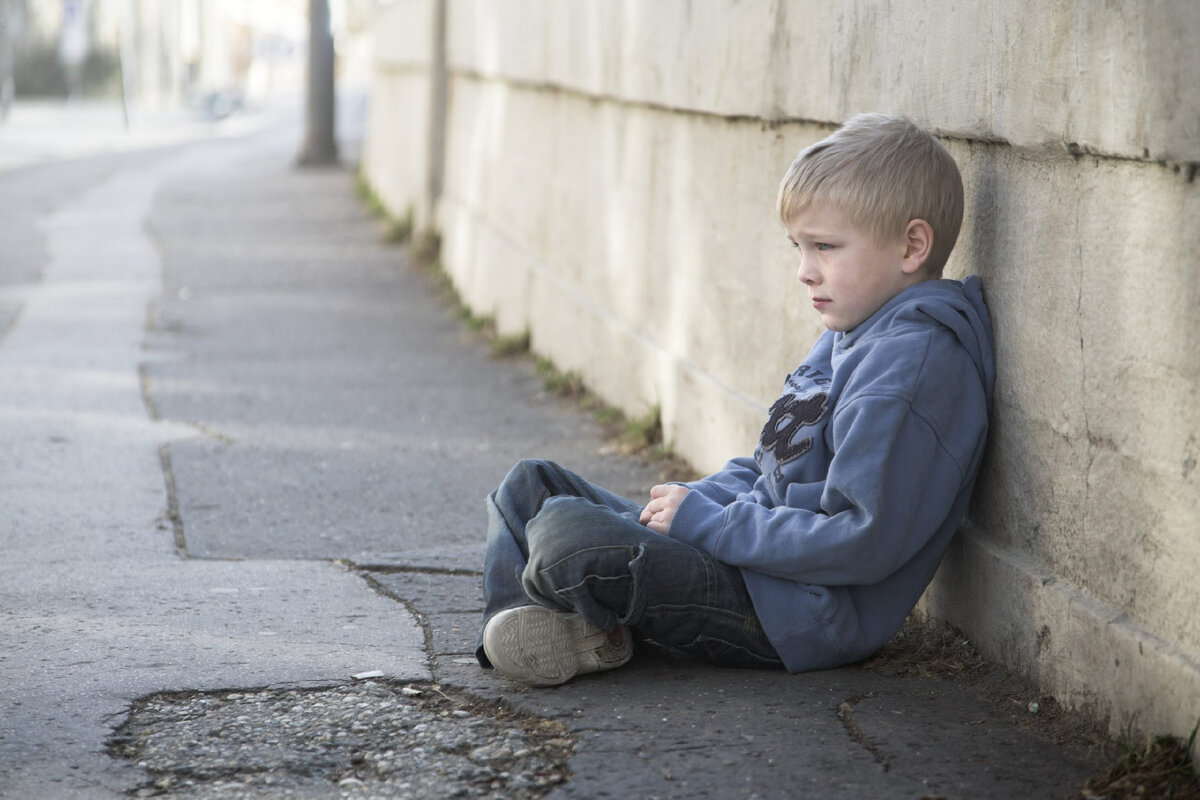 Дети одни дома семи лет. Грустный ребенок. Одинокий ребенок. Грустный мальчик на улице. Мальчик плачет на улице.