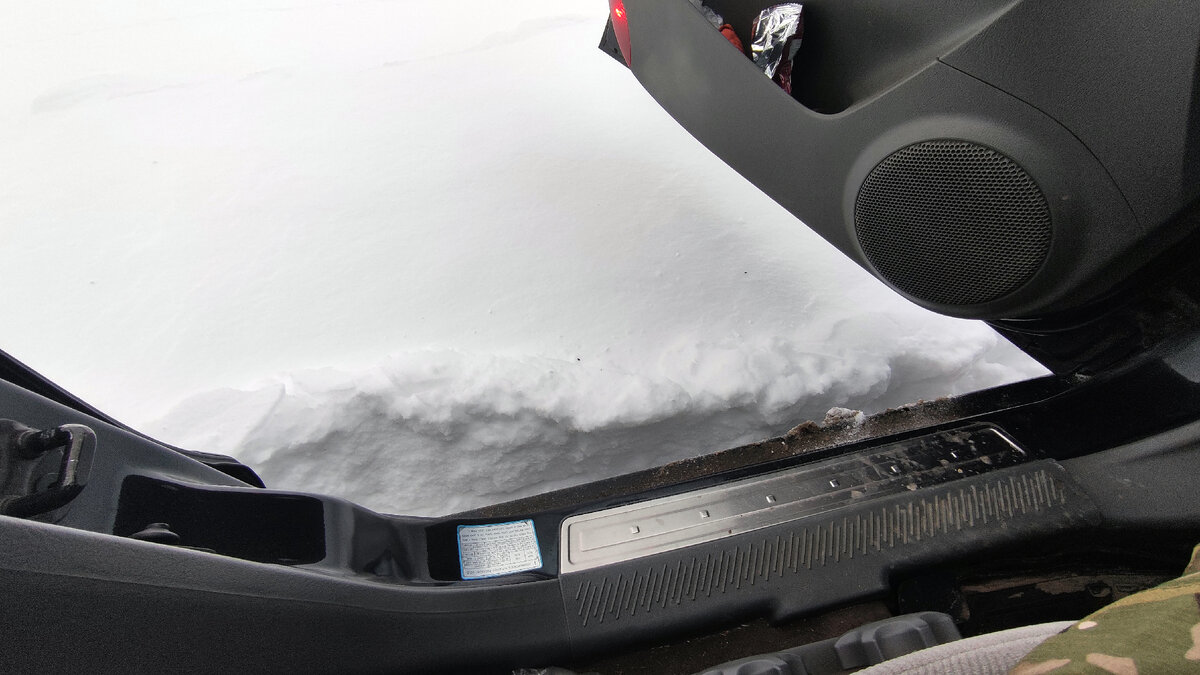 Снега по пороги, хотя машина высокая.