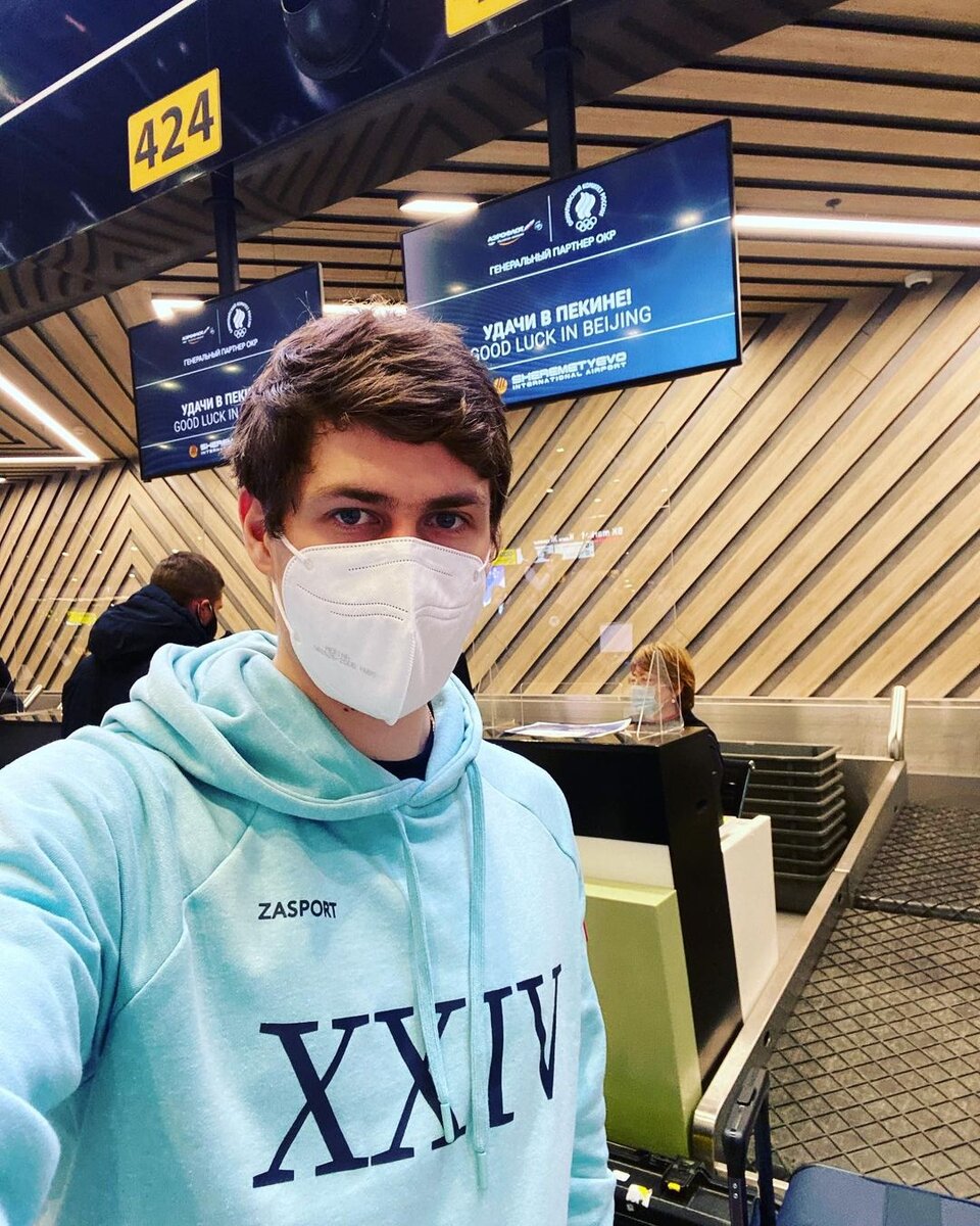 Эдуард Латыпов в аэропорту Шереметьево в олимпийской форме | Фото из инстаграм спортсмена (@edlatypov)