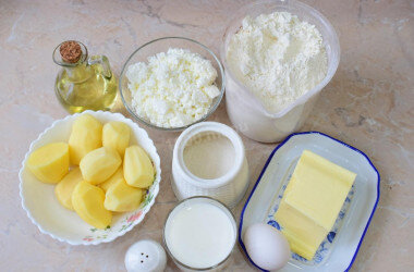 ШАГ 1:
Как сделать тонкие пирожки с картошкой на сковороде? подготовьте для этого необходимые ингредиенты. Картофель для начинки заранее очистите от кожуры и ополосните в проточной воде от загрязнений, залейте водой и поставьте вариться.