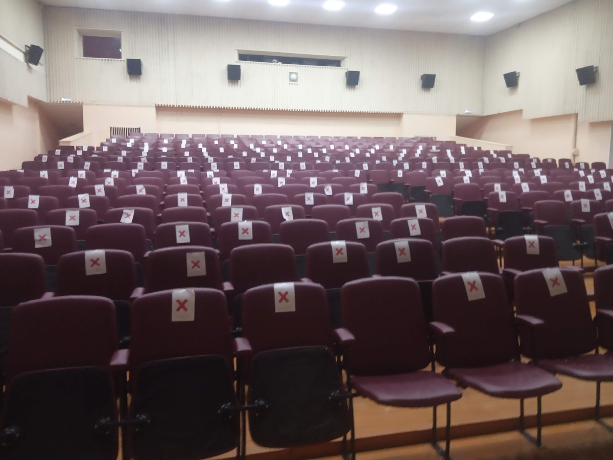 Концертный зал в стопах. Фото автора