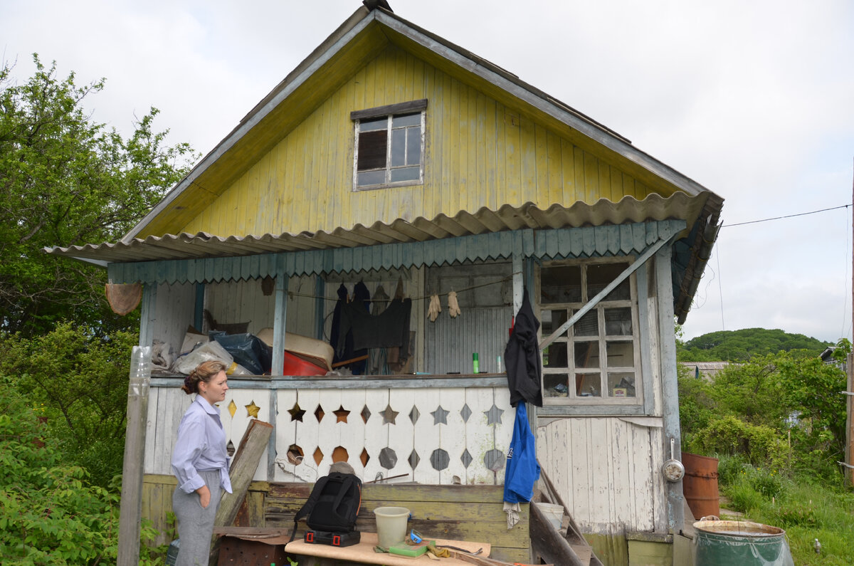 Все крыльцо было тщательно захламлено. Там было несколько детских ванночек, куча ненужной, старой, стоптанной обуви. Ну и всякого ужаса ужас сколько. 
