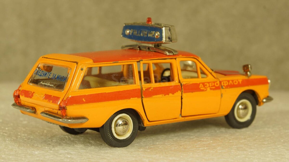 Газ 2402 "Аэрофлот-эскорт". Одна из декальных моделей раннего периода. К слову, как видно на фото, декали имели свойство стираться от прикосновений и пр. незначительного воздействия. 