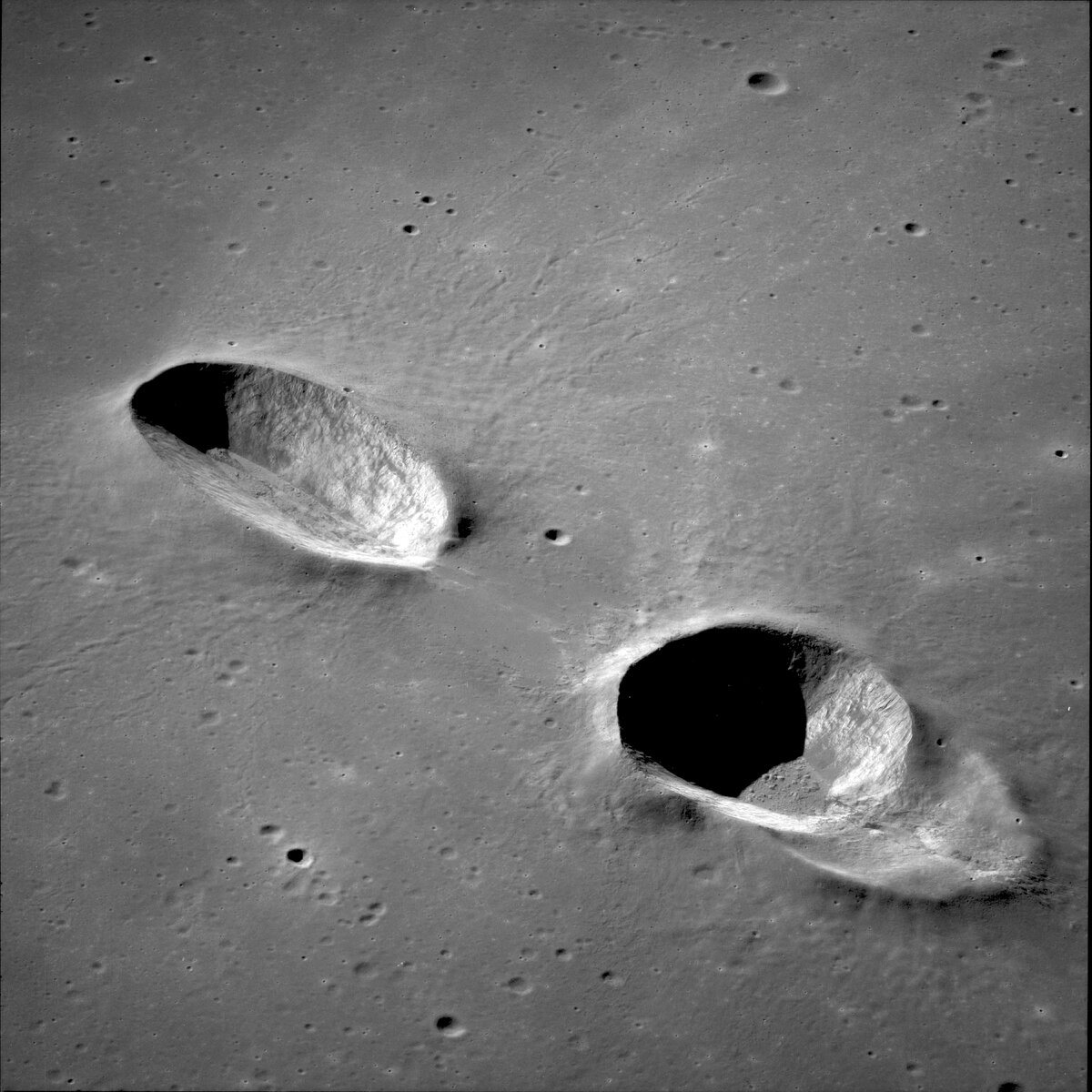 Кратеры Messier на Луне (https://ru.wikipedia.org/wiki/Мессье_(лунный_кратер)).