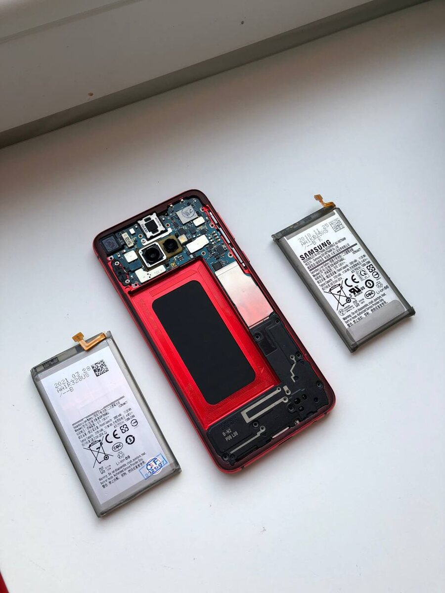 Красный Samsung S10e и 2 аккумулятора.