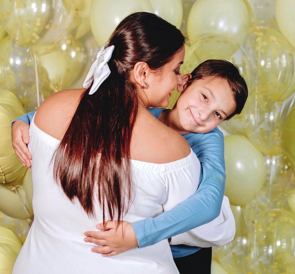 Меня зовут Вика, я — семейный психолог, телеведущая, автор книг «Это же ребенок» и «Это же любовь» и мама троих детей.