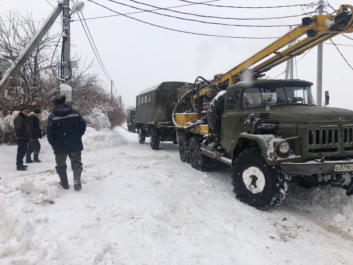 Бурение скважины зимой в компании 