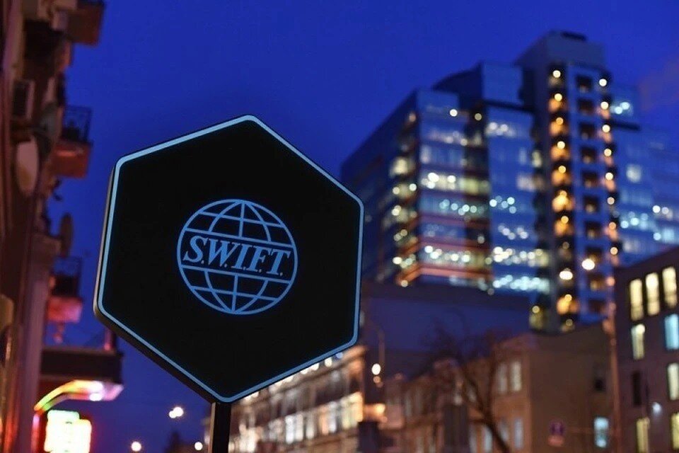     Евросоюз рассматривает отключение от SWIFT еще нескольких российских банков  Shutterstock