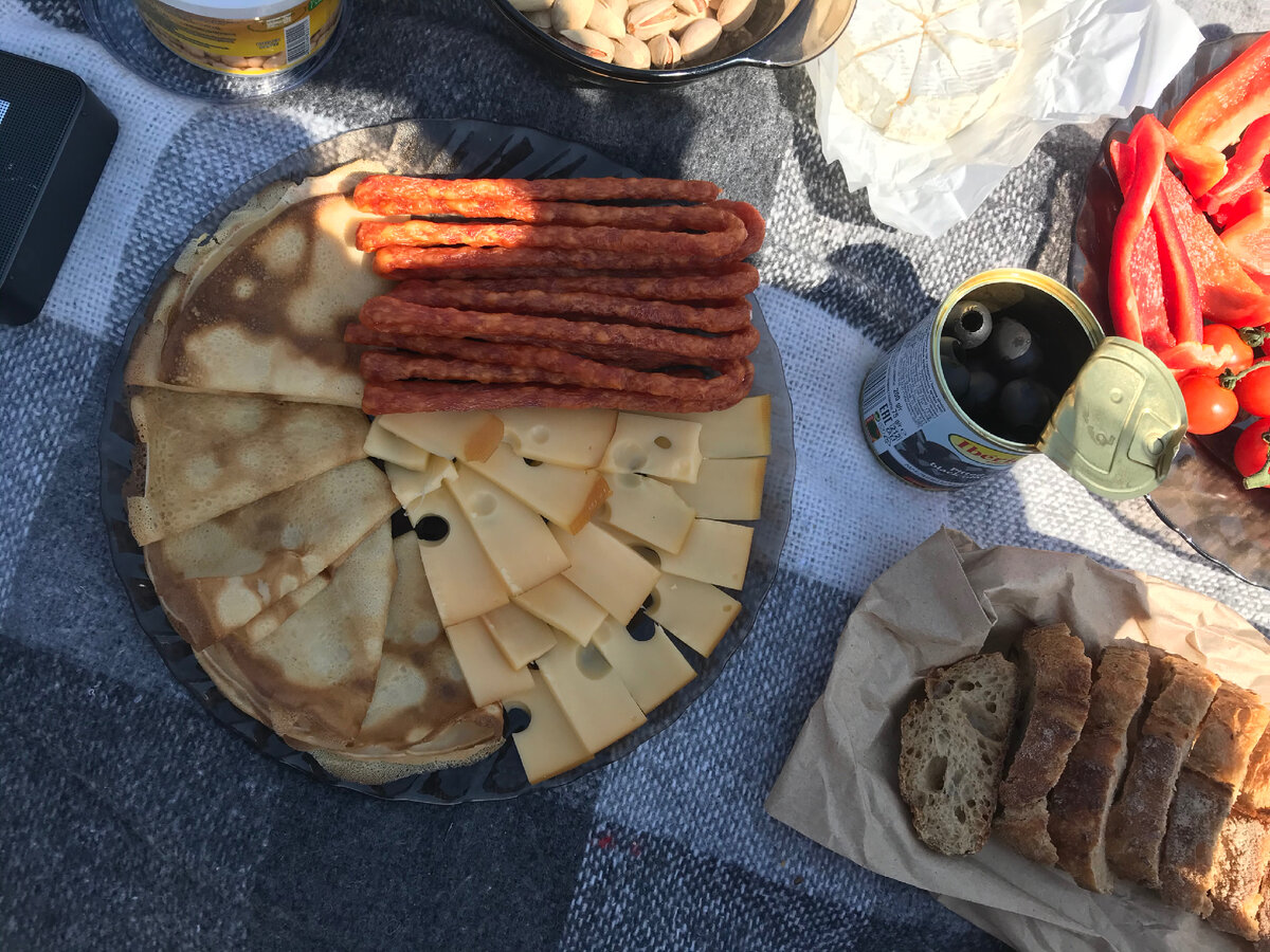 Легкий перекус, сырная тарелка и оливки, фото из личного архива