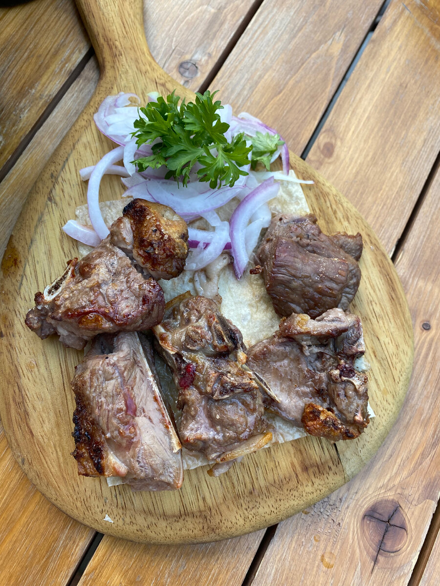 Шашлык из ягнятины, супер свежее мясо, никакой соус не нужен. 