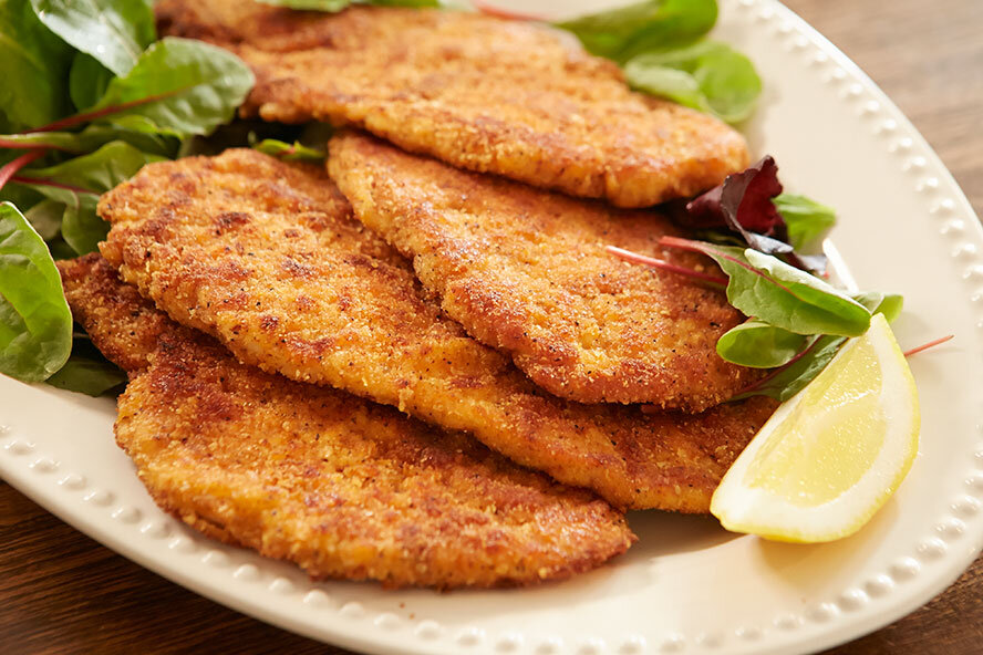 Куриные шницели в панировке. Очень похожи на Венские шницели.