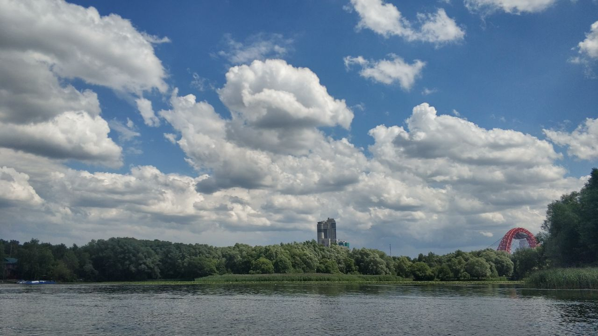 Где-то там - город, а под ногами - тихое и прозрачное озеро
