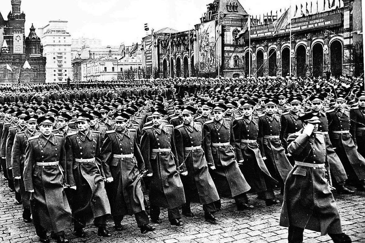     Сталин в резиновых сапогах и раненая собака на солдатской шинели: 8 интересных фактов о первом Параде Победы 1945 года