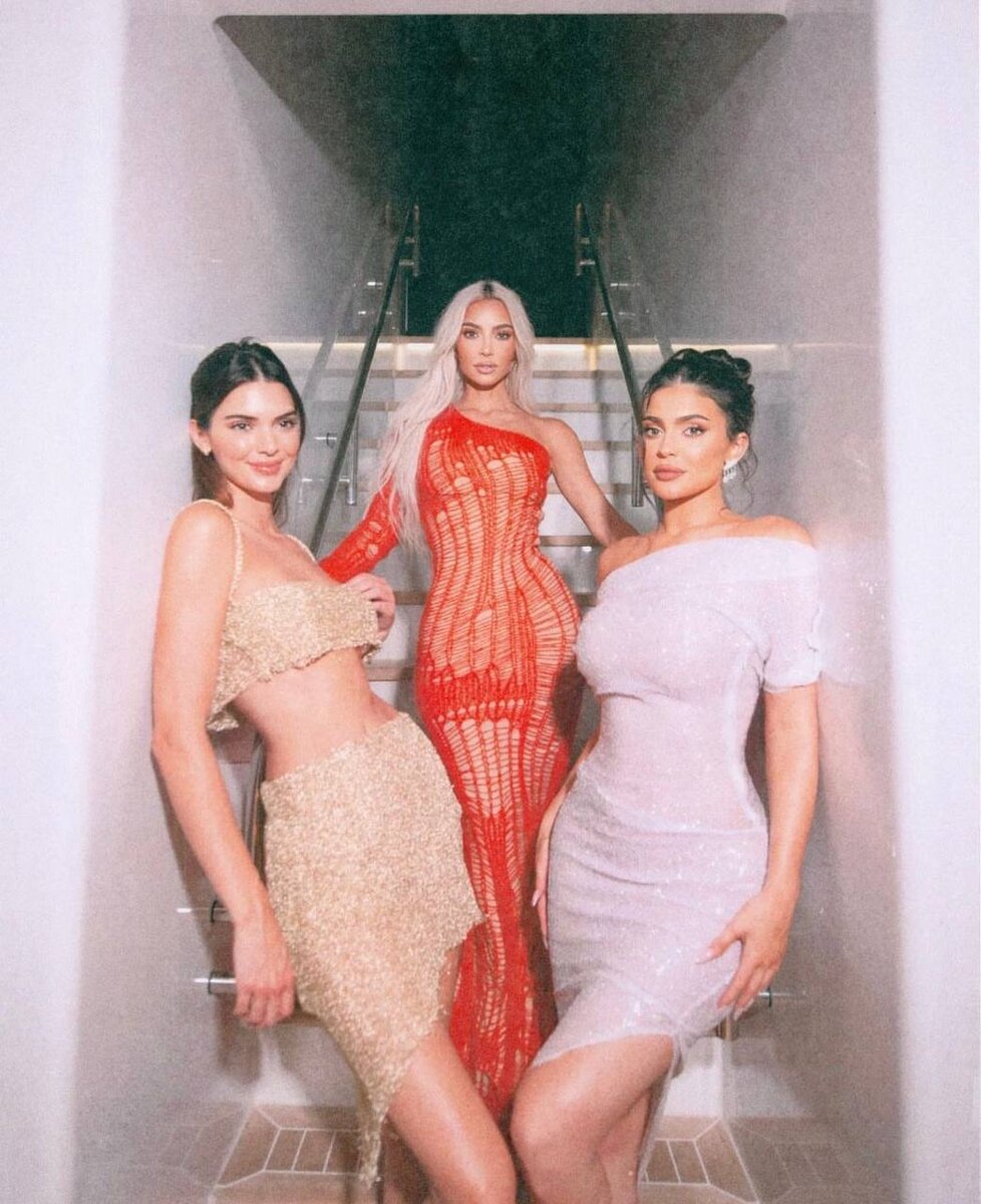   Кендалл Дженнер, Ким Кардашьян и Кайли ДженнерСоцсети