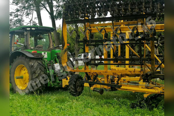 Трактор, который подорвался на боеприпасе. Фото © t.me / Роман Старовойт