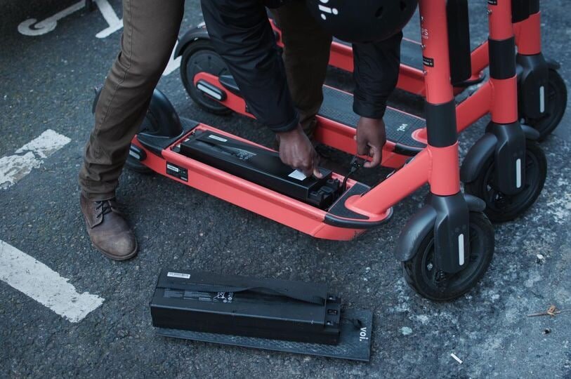    Смена батареи скутераVoi Scooters