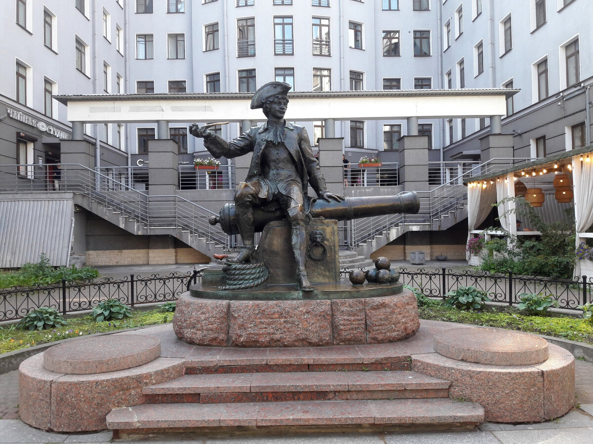 Памятник Василию Корчмину на 7-й линии В.О.