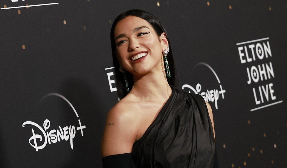     Дуа Липа посетила прощальный концерт Элтона Джона в помятом платье со шлейфом  EAST NEWS