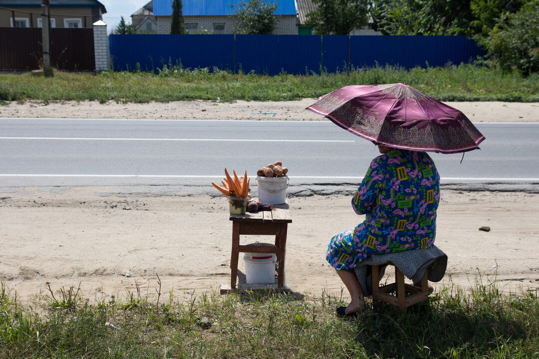 Бабушка картошку. Бабушка продает картошку. Бабки торговля на дороге. Бабушка у дороги продает. Бабуля у дороги продает.