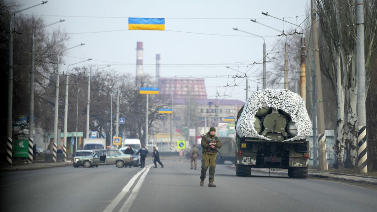    Украинский военнослужащий и военная техника на дороге в Краматорске© AP Photo / Vadim Ghirda