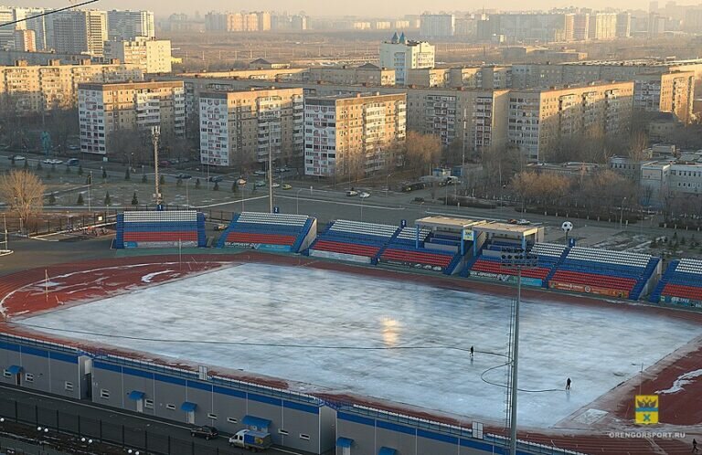    На стадионе «Оренбург» на улице Новой начали заливать каток Елена Шкатова