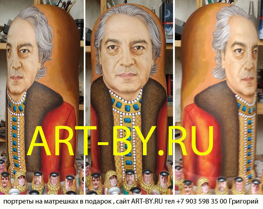 три фотографии с трех разных сторон главной куклы подарочной матрешки высотой 50 см с рисованным портретом руководителя