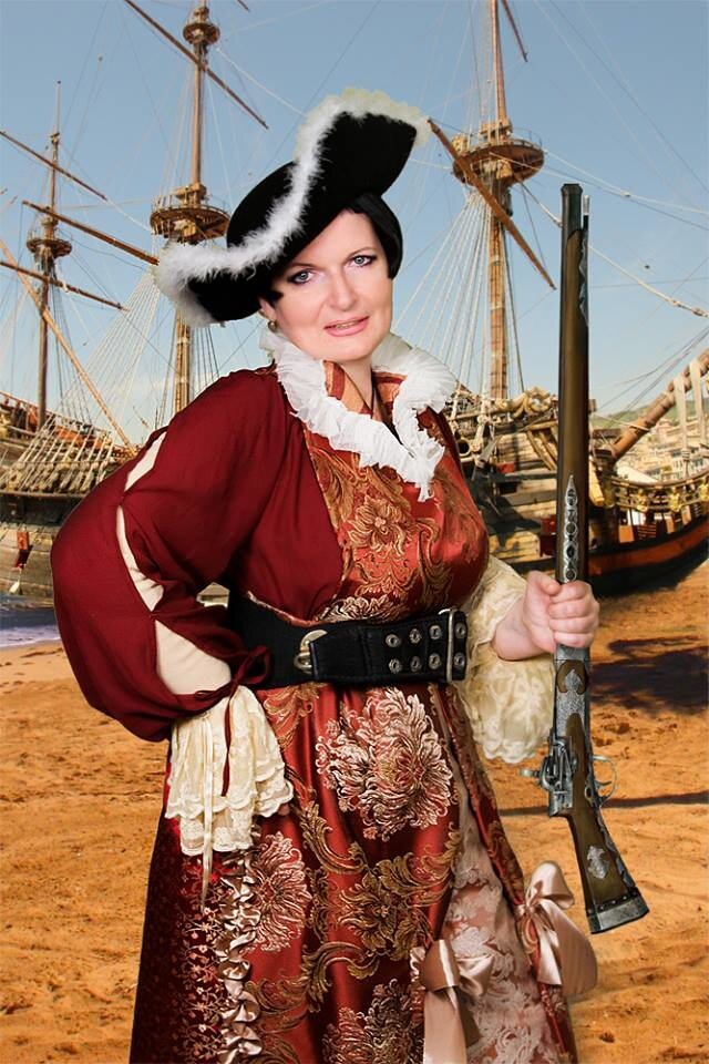 Я очень люблю красивые и неординарные костюмы, а костюмы любят меня, потому, что я их создаю. Фото Марины Бриджер.