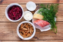 ШАГ 1:
Подготовьте указанные продукты для салата. Фасоль возьмите красную, она лучше сохранит форму при перемешивании салата. Колбаса копчёная или полукопчёная. Сыр твёрдый, подойдёт "Российский", "Гауда" или любой сыр с нейтральным вкусом. Сухарики можно взять покупные, а можно приготовить дома самостоятельно. Выбирайте сухарики по своему вкусу, но помните, что они будут влиять в вкус всего салата. Подготовьте глубокую посуду для салата.