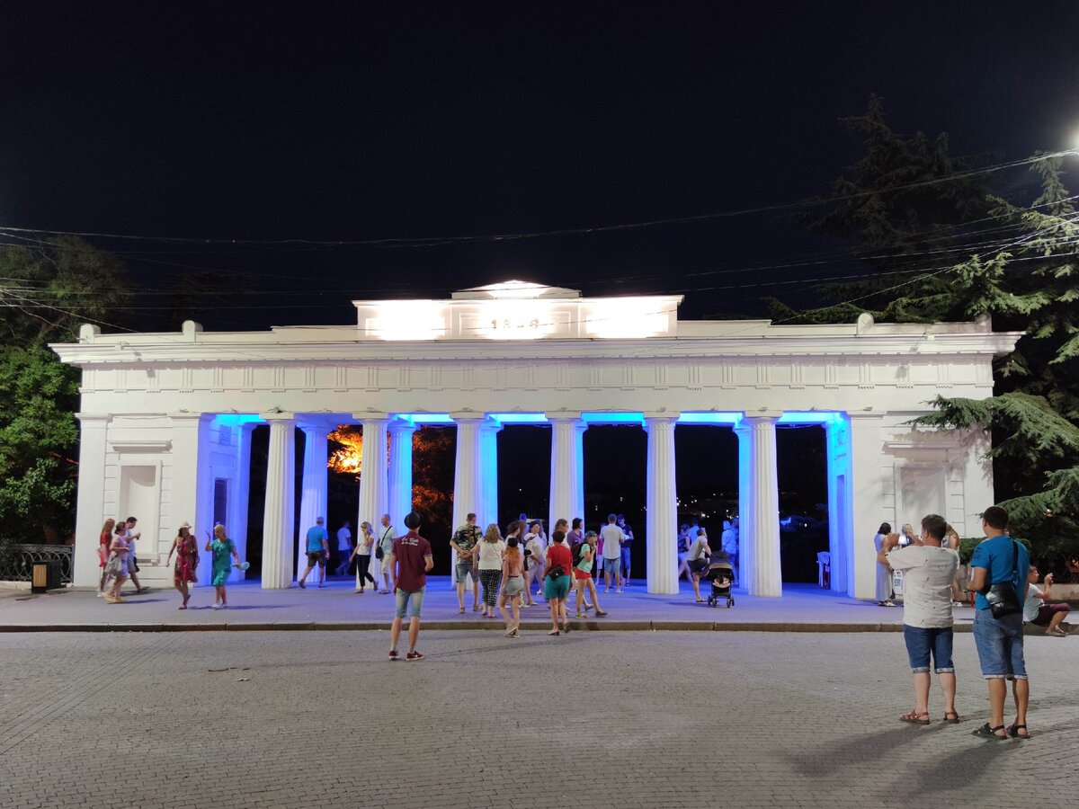 Арка прямо рядом с парковкой в Севастополе, фото автора