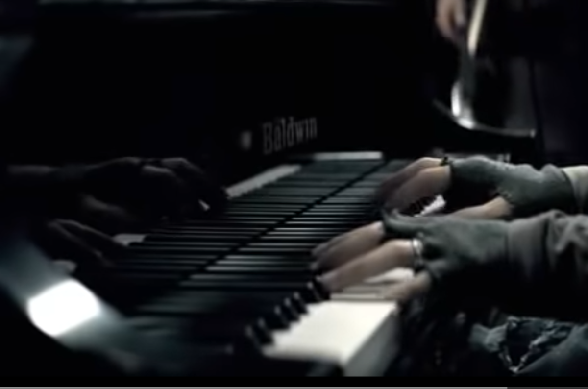 Как мне кажется, эту композицию 2003 года знают все, с другой стороны уже давно получили паспорта те, кто родился одновременно с её выпуском.