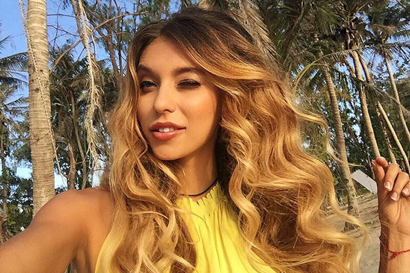 
Регина Тодоренко, ведущая популярного телепроекта «Орел и решка» рассказала, как на самом деле снимают королевские апартаменты. Во время последней поездки в Новосибирск Регина Тодоренко раскрыла главный секрет популярной программы «Орел и решка». 
