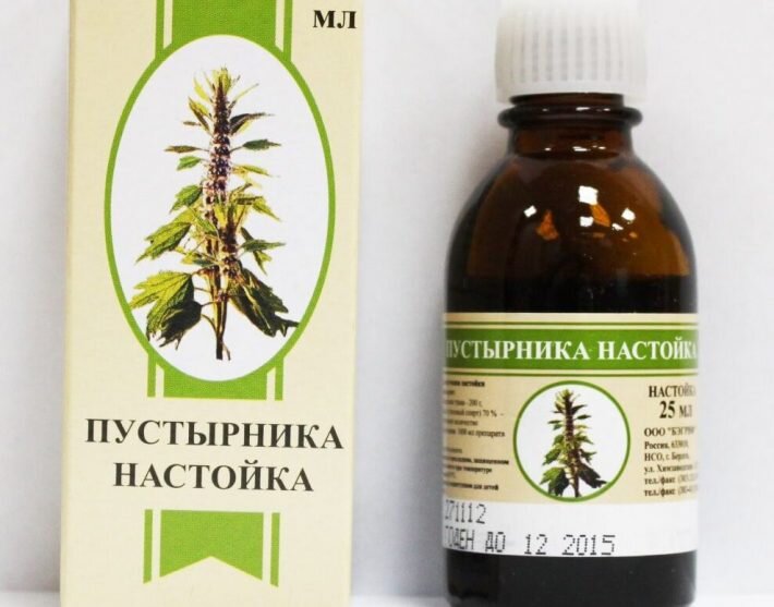 Настойку пустырника можно использовать только по показаниям врача, разбавлять водой