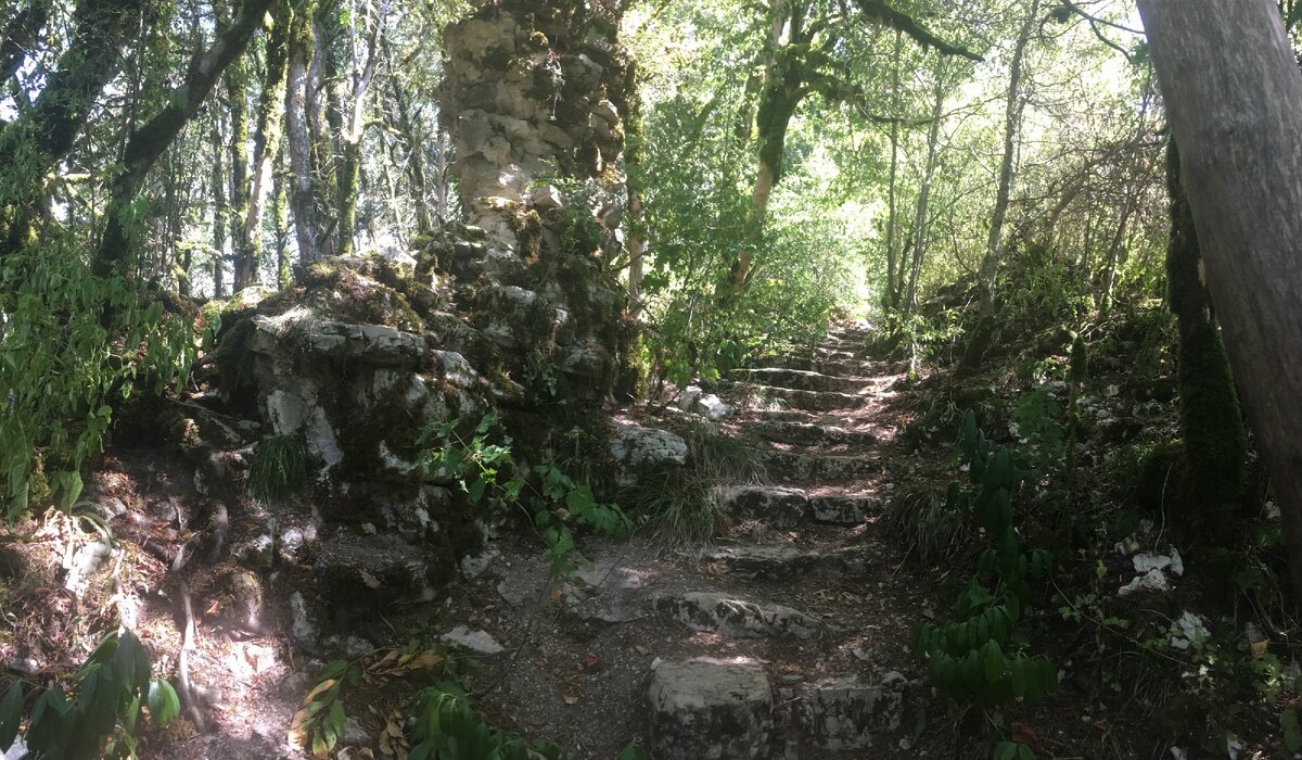 Лестница в развалинах крепости. Слева видна часть стены