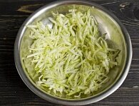 Измельчите кабачок. Это можно сделать в мясорубке, комбайне или на мелкой терке. Молодой кабачок не нужно очищать от кожицы и семян. В блюде можно использовать и зрелый овощ, но его требуется очистить полностью. В итоге должно получиться около 200 г измельченной массы.