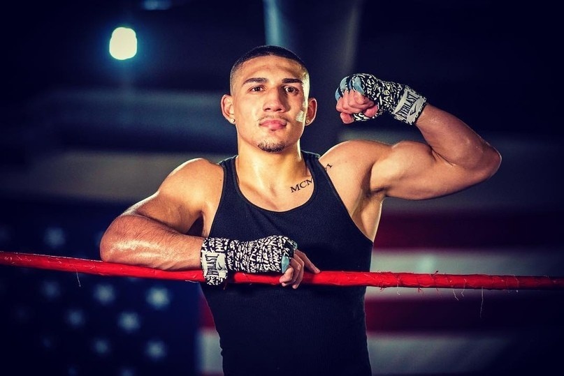 Теофимо Лопес в боксерском зале.