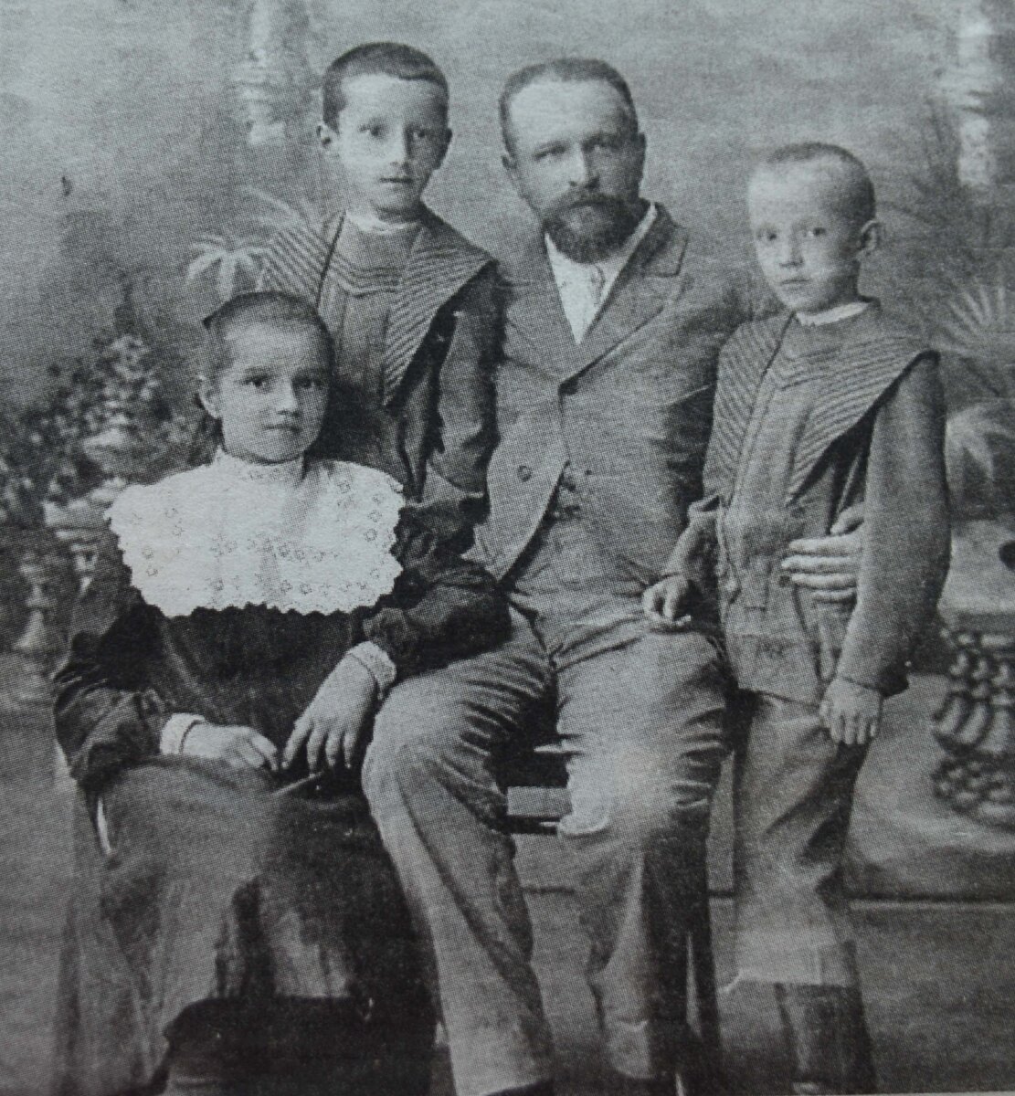 М. Г. Курлов с детьми Ольгой, Вячеславом и Георгием