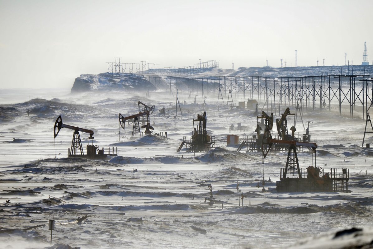 Добыча  нефти на Сахалине осуществляется в тяжелейших климатических условиях. Фотография взята из открытого доступа.