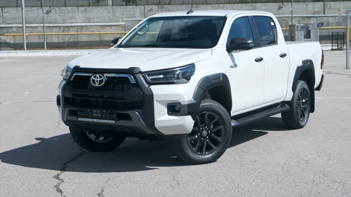 Toyota Hilux 2020 года
