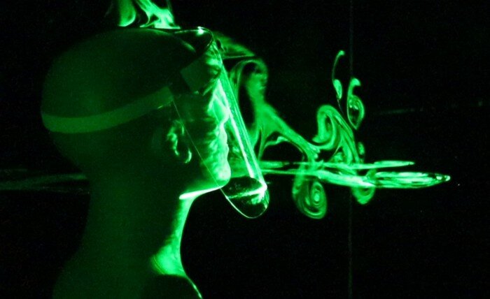 Освещенные лазером горизонтальные и вертикальные поперечные сечения капель, выходящих за защитную маску через 16,6 секунд после имитации кашля. Изображение: Сиддхартха Верма, Манхар Дханак, Джон Франкенфилд, Атлантический университет Флориды