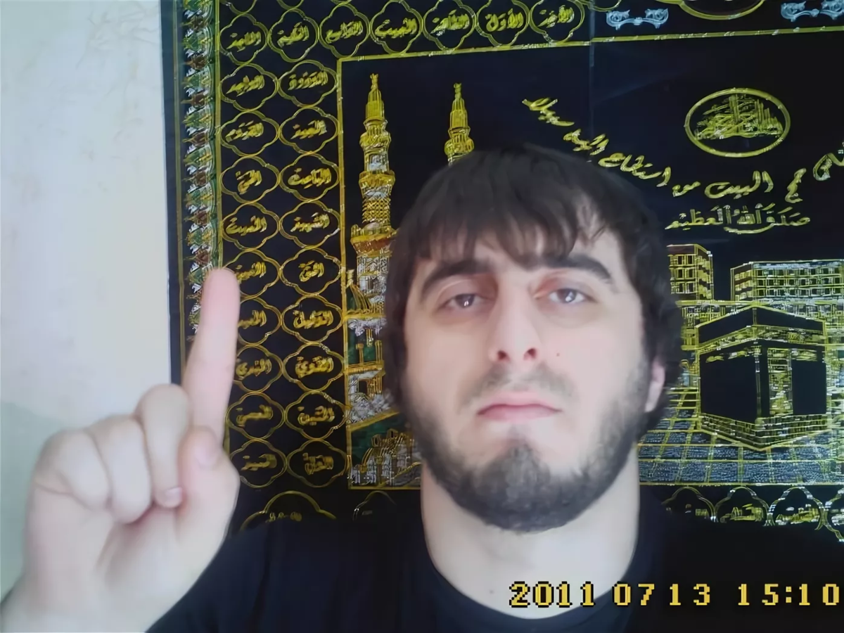 Поднятый палец вверх у мусульман. Дагестанец палец вверх. Чеченцы ауф. Дагестанцы ауф. Дагестанцы жи есть.