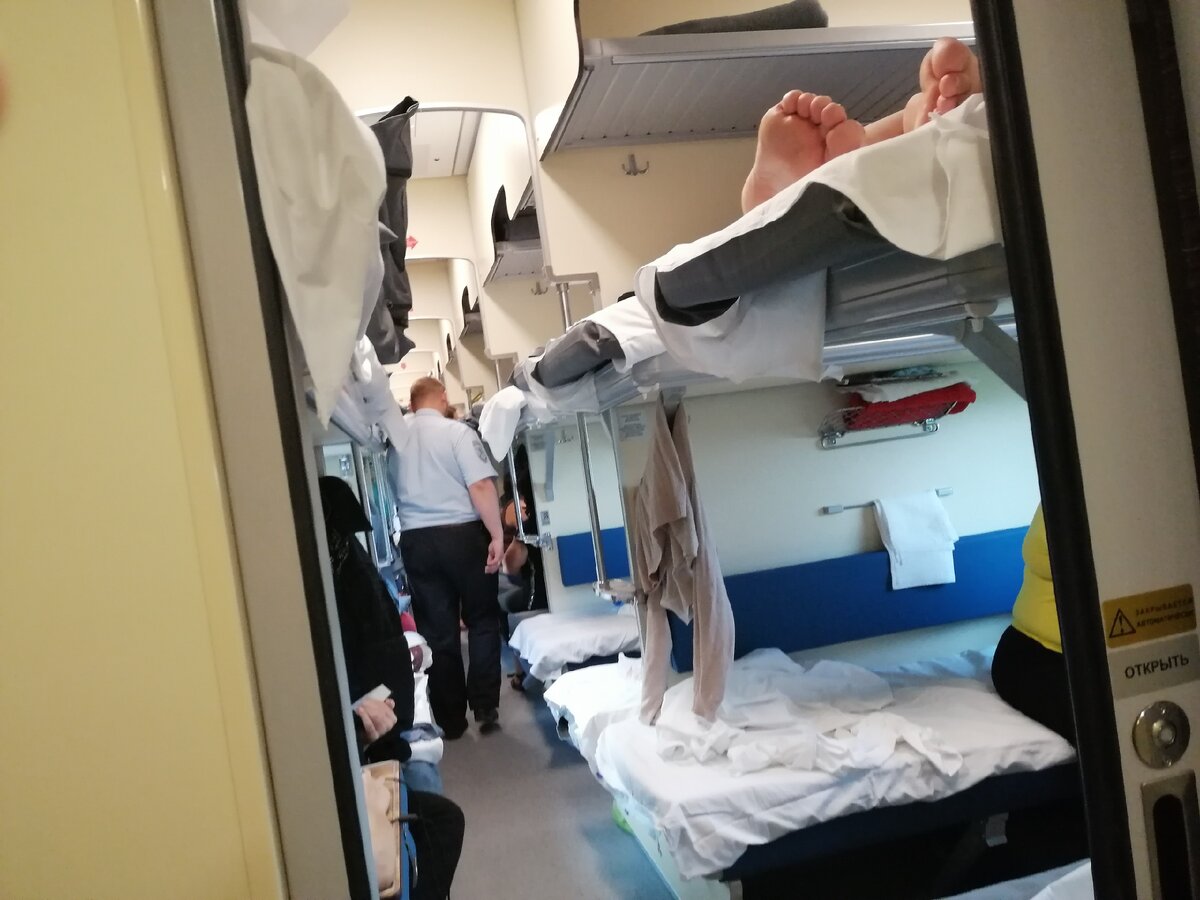 Транспортная полиция постоянно ходит по вагонам и следит за порядком. Фото Светы Давыдовой