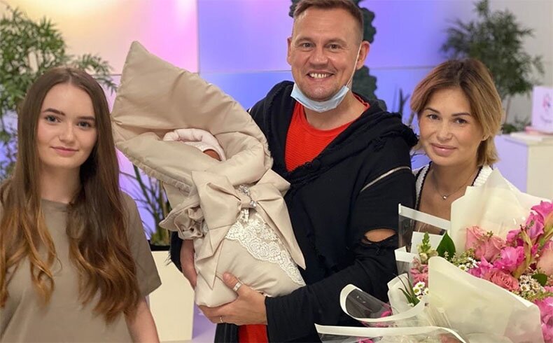 Ангелина и Степан с новорождённой дочкой и средней наследницей Гели Каролиной ​Фото: «Инстаграм»