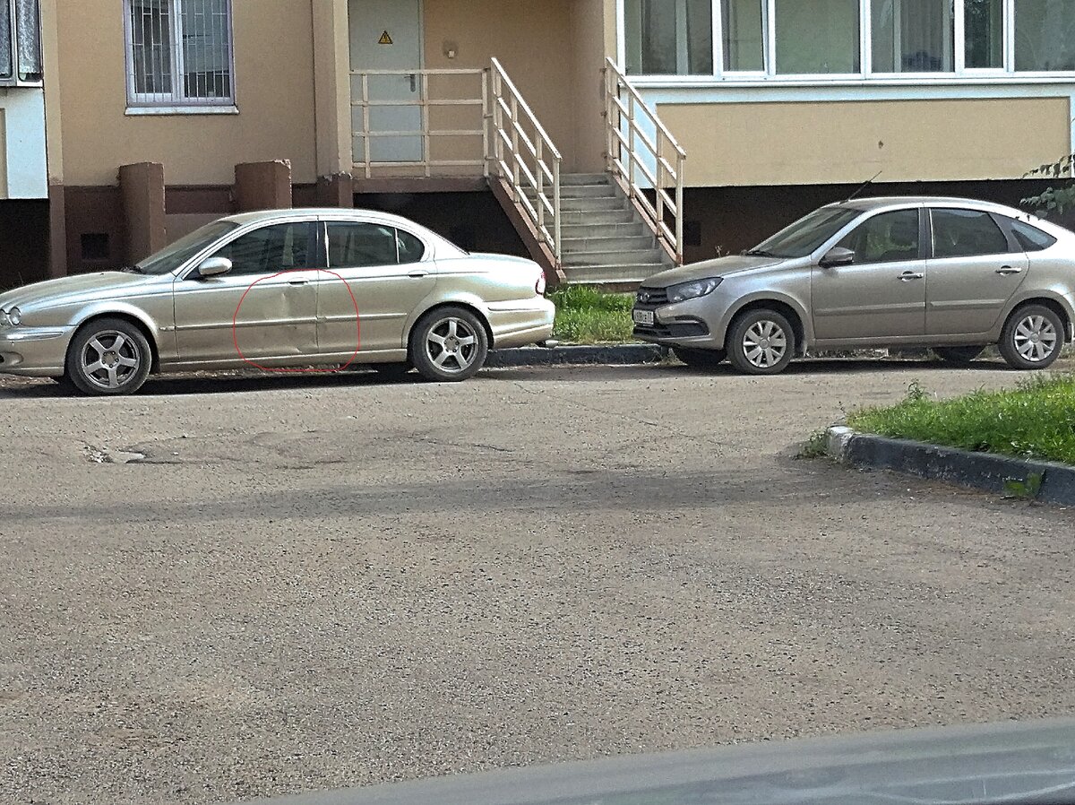 у машины вмятина на боку