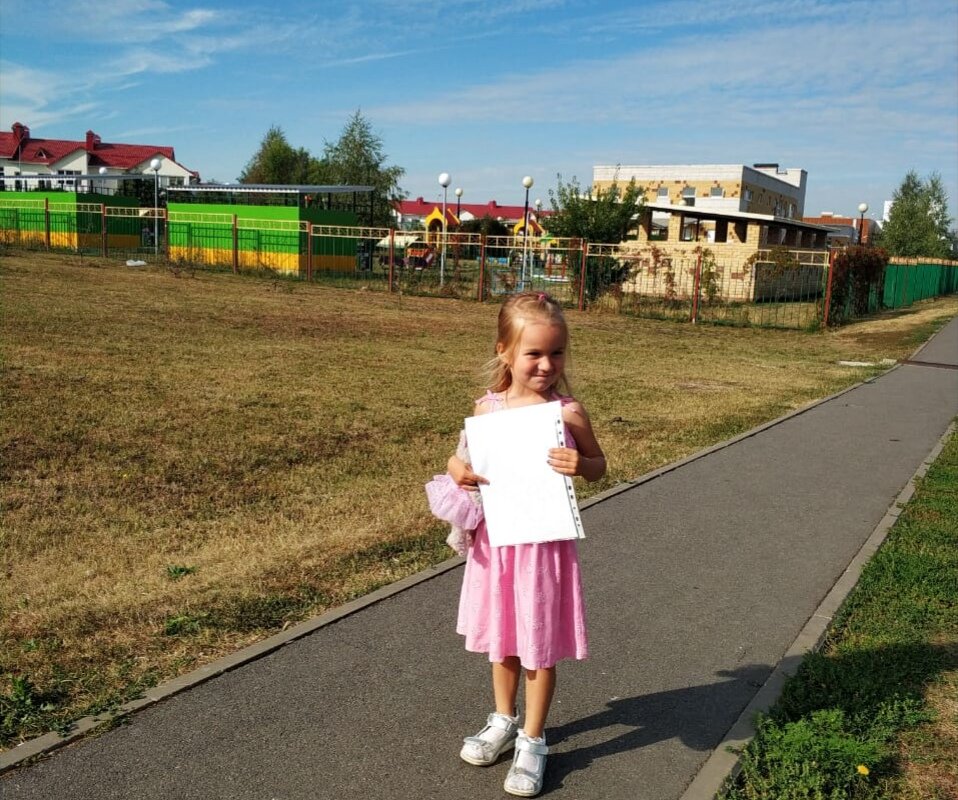 Несём документы на поступление в детский сад